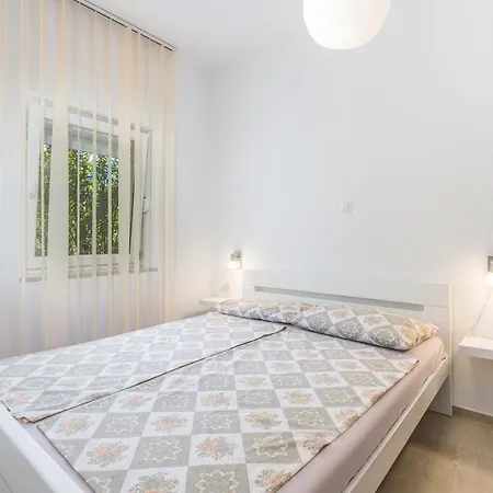 Vedran With Pool Appartamento Porec